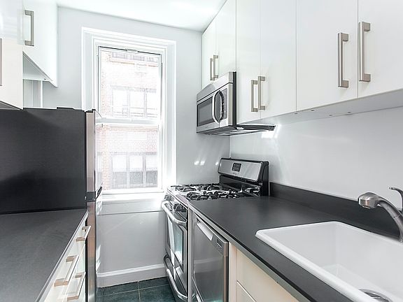 3rd image of 110 E 87th St APT 10D