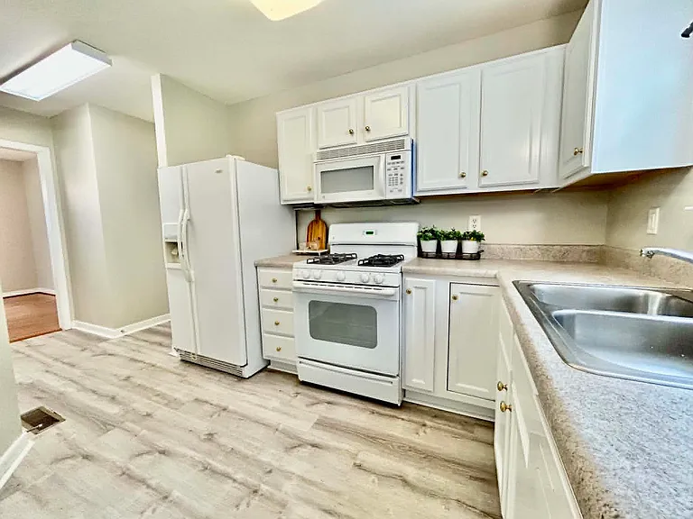 2512 Grand Glen Rd — Photo 14