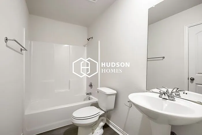 127 Holiday Dr — Photo 10