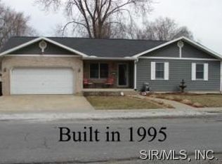 627 E North St, Staunton, IL 62088
