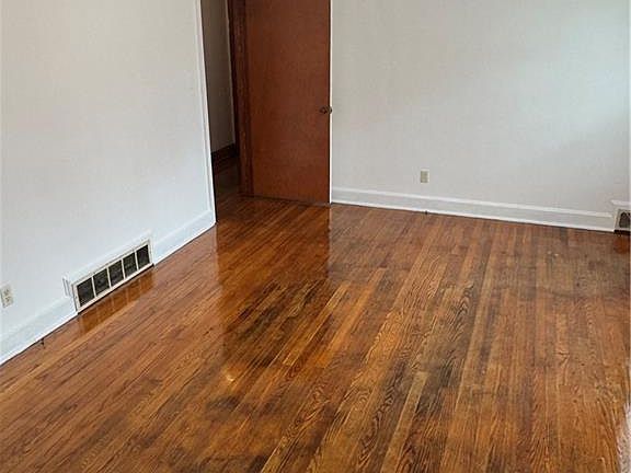 3rd image of 12 Hawthorne Ln