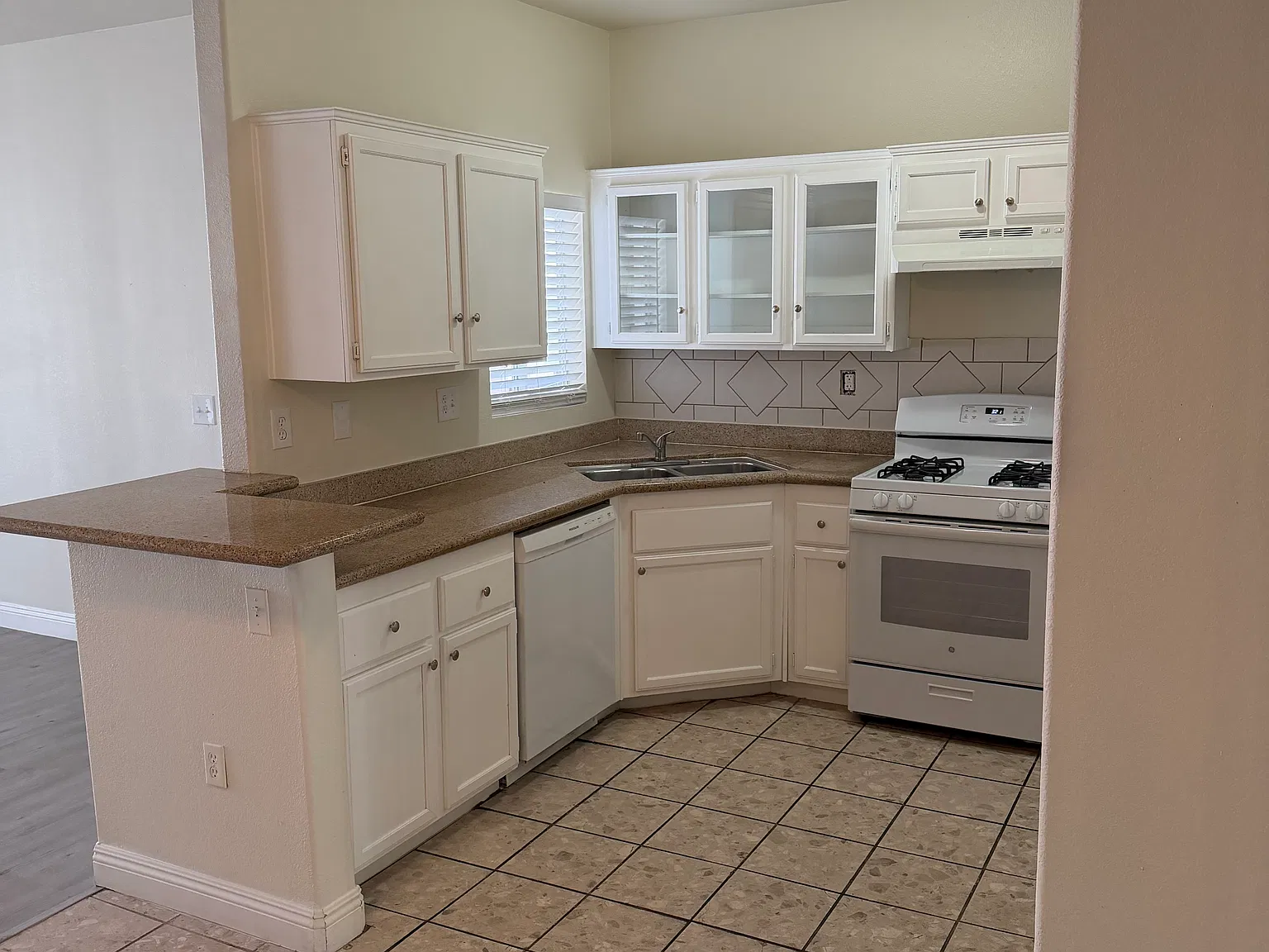 3 bed, 1228 sqft, $1,750 — Photo 2