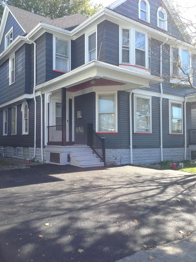 324-326 Mt Hope Ave — Photo 3