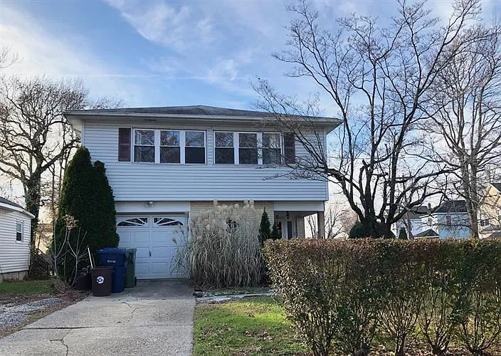 445 Drummond Ave photo 1