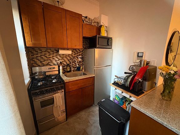 4th image of 152 E 35th St APT 4D