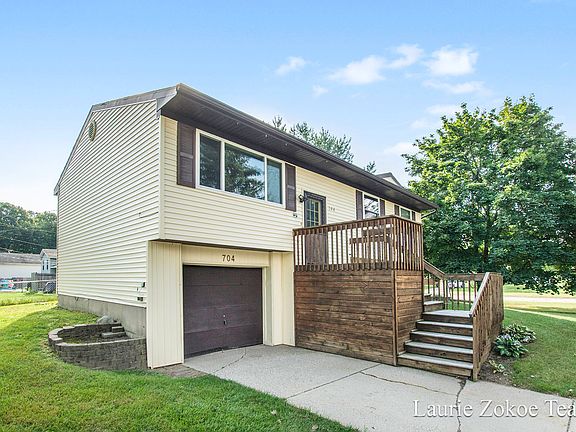 3rd image of 704 Faircrest Ave NW