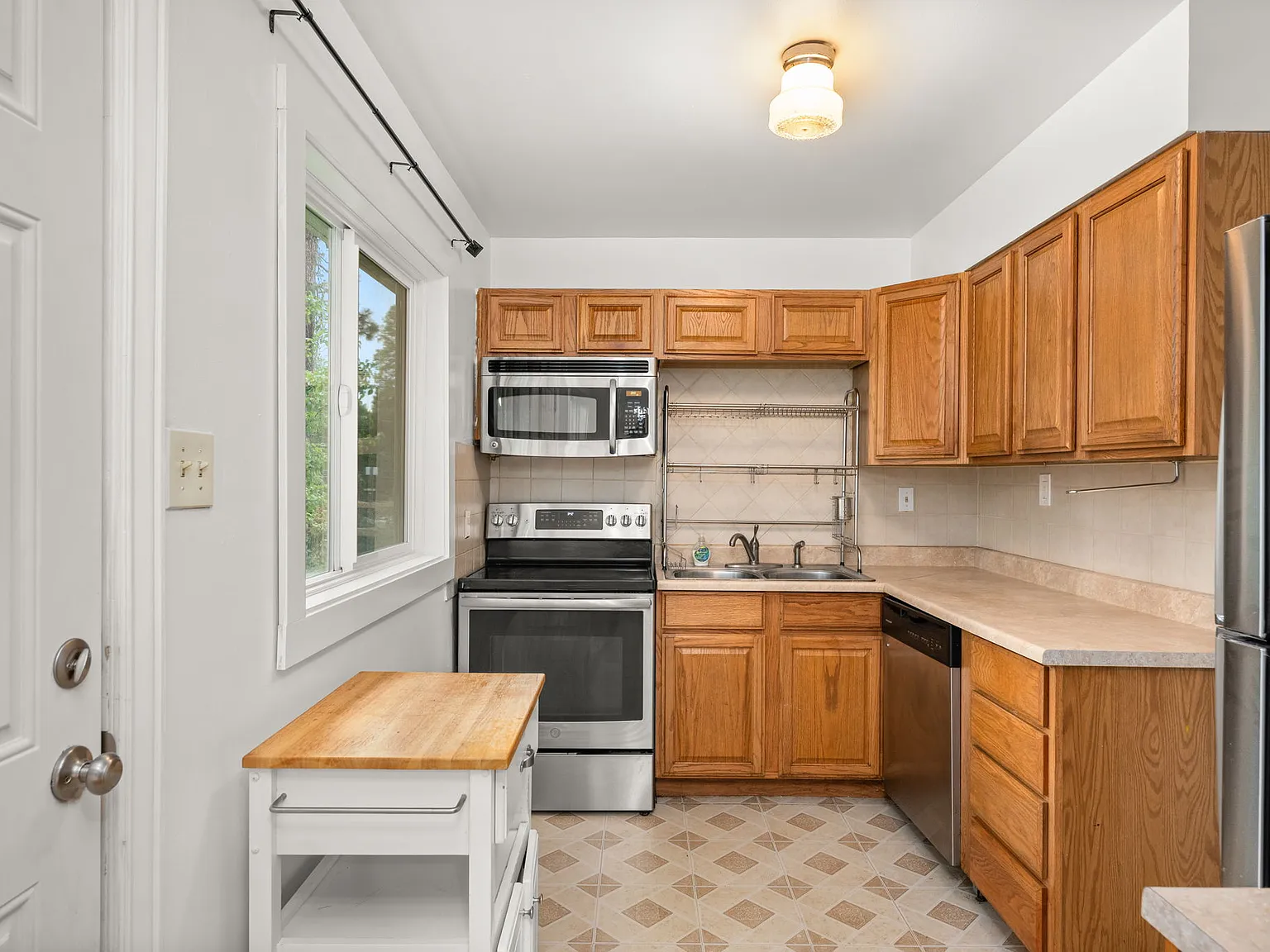 4 bed, 1850 sqft, $2,400 — Photo 4