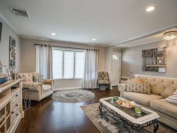 3rd image of 8 Hampshire Dr