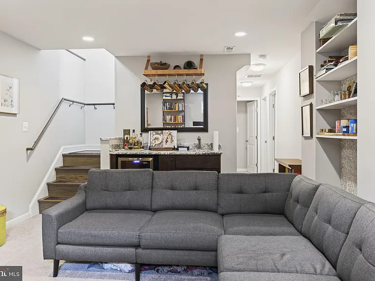 1015 Woods Pl — Photo 23