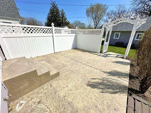 4th image of 1608 Broadway St