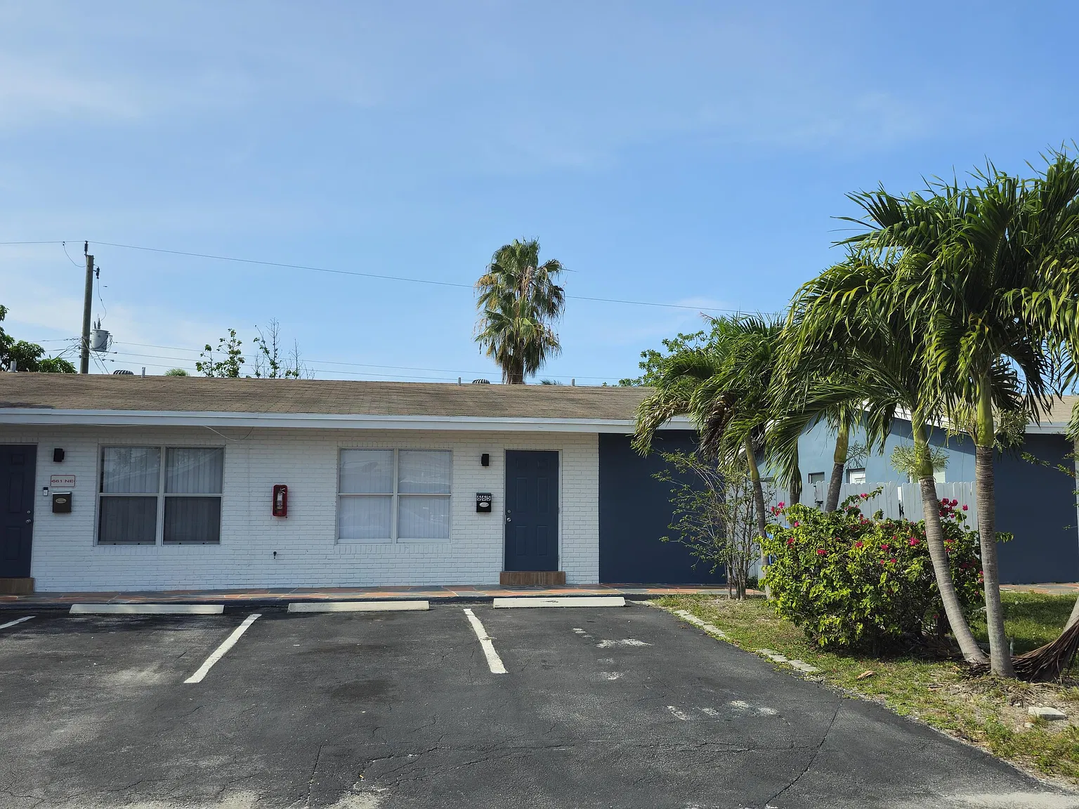 2 bed, 1.0 bath, 1960 sqft, $2,200 — Photo 3
