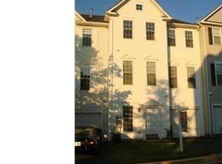 2562 Logan Wood Dr, Herndon, VA 20171