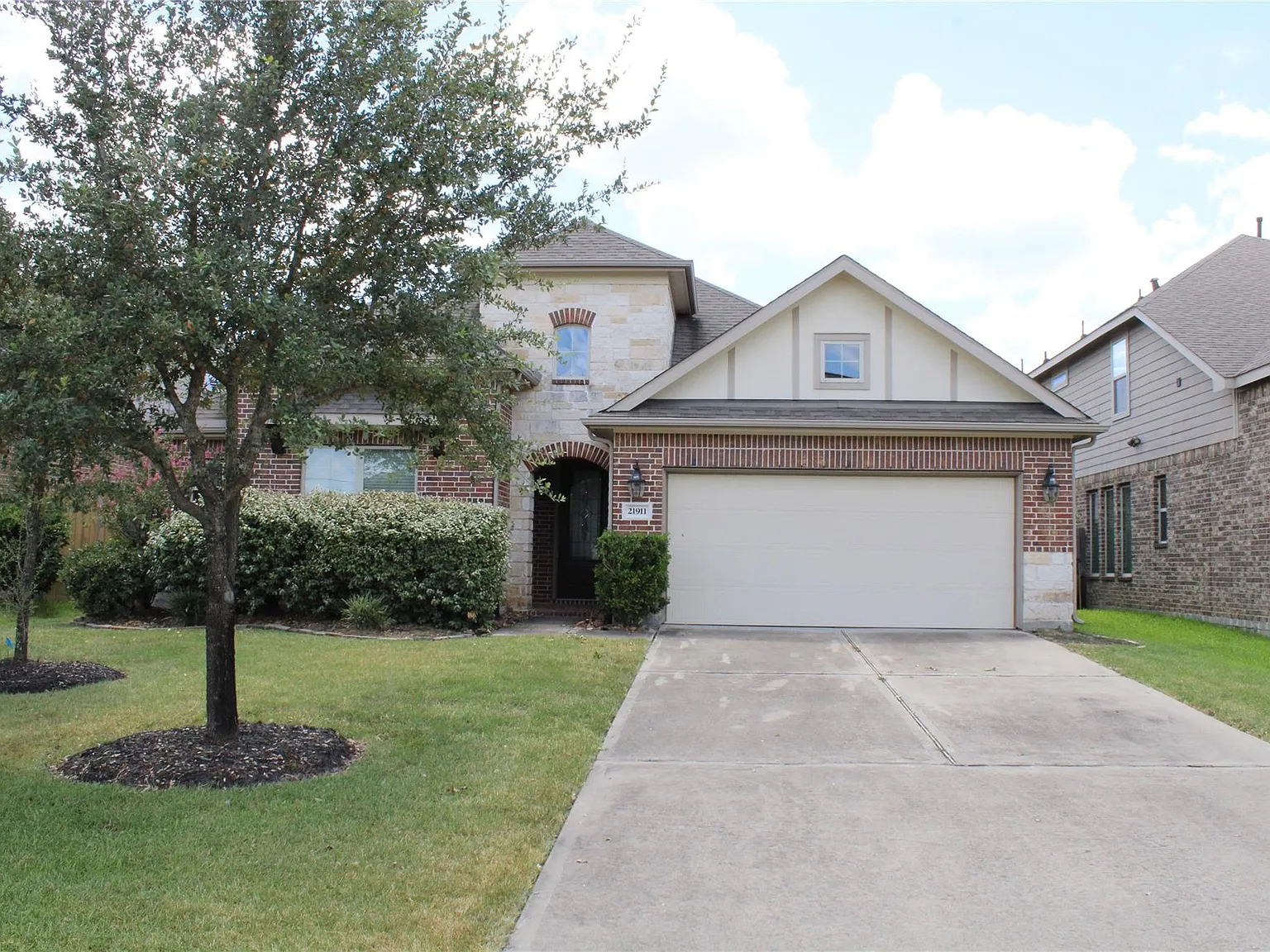 4 bed, 2.0 bath, 2479 sqft, $2,650 — Photo 1