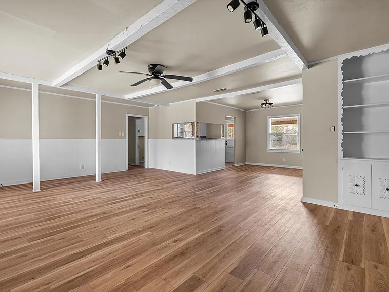 2335 Pleasant Dr — Photo 7