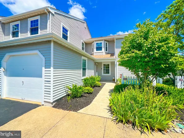 685 Rose Hollow Dr, Morrisville, PA 19067