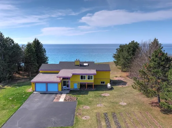 11805 N Foxview Dr, Northport, MI 49670