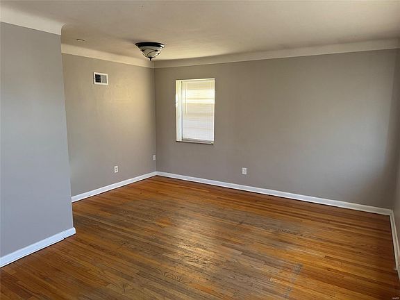 2nd image of 4650 Dewey Ave