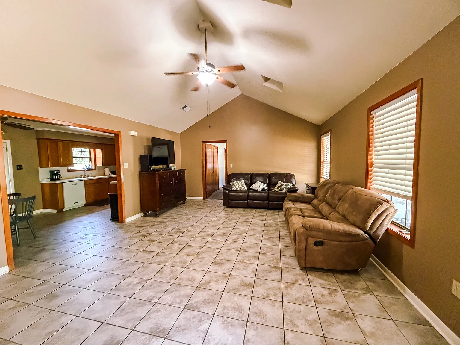 3 bed, 2326 sqft, $3,500 — Photo 2