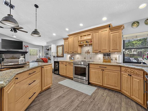 4th image of 1043 Lakeside Dr