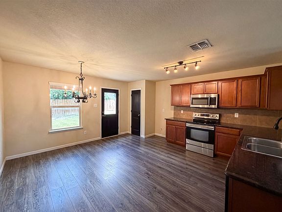 2nd image of 1404 Claire Ln