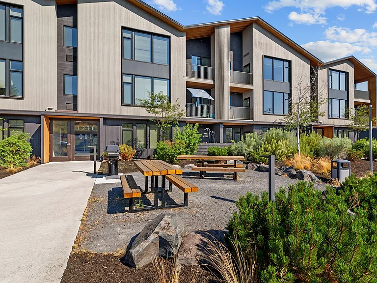Range Apartments — Photo 28