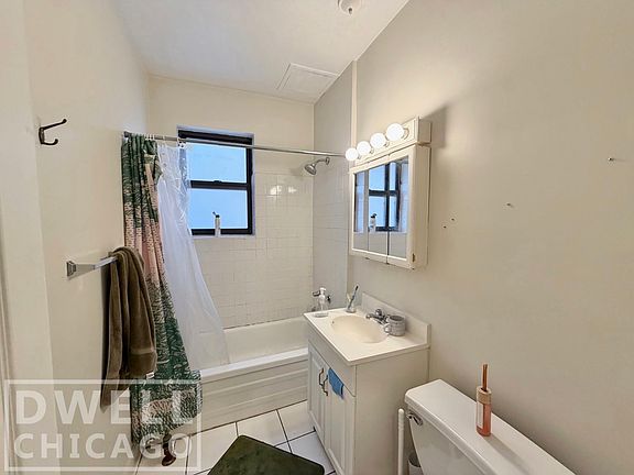 5th image of 735 W Roscoe St #3N