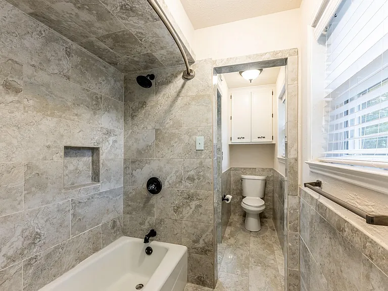 1006 Amesbury Ct — Photo 10