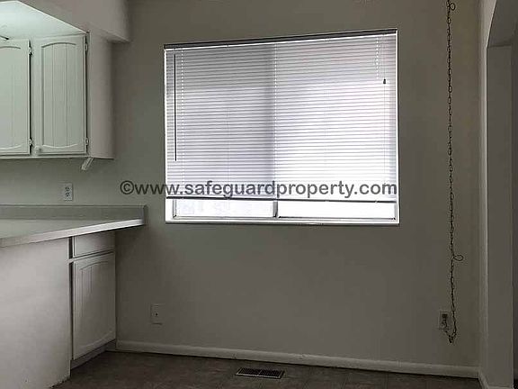 4th image of 1090 E Montclair Dr