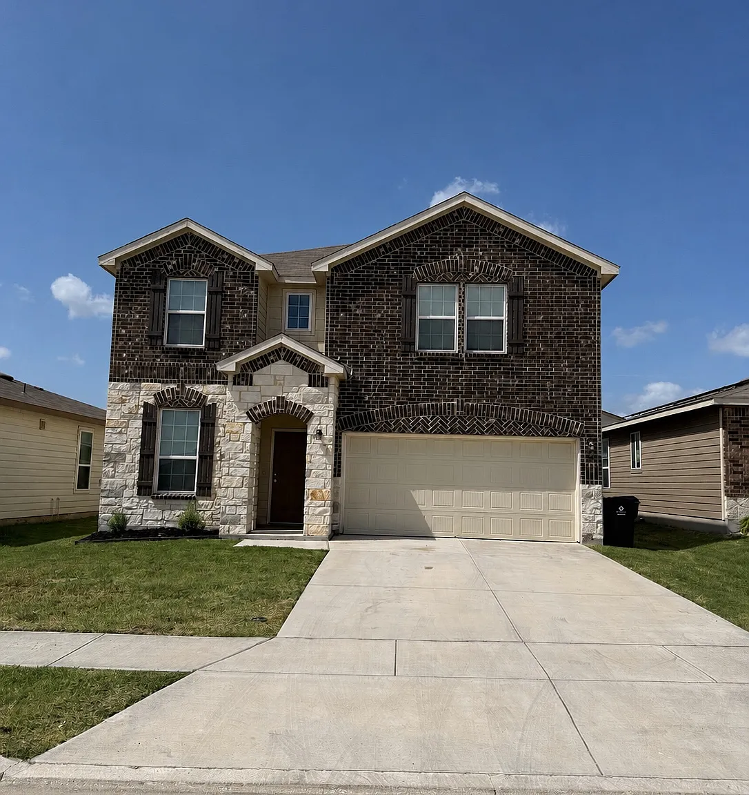 3 bed, 2.5 bath, 2302 sqft, $2,000 — Photo 1