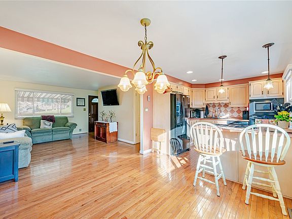 5th image of 1683 Barry Dr