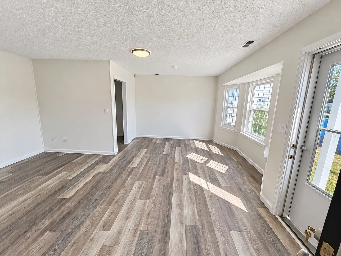 Charming 2 bedroom, 1.5 bath Townhouse available at The Lakes — Photo 3
