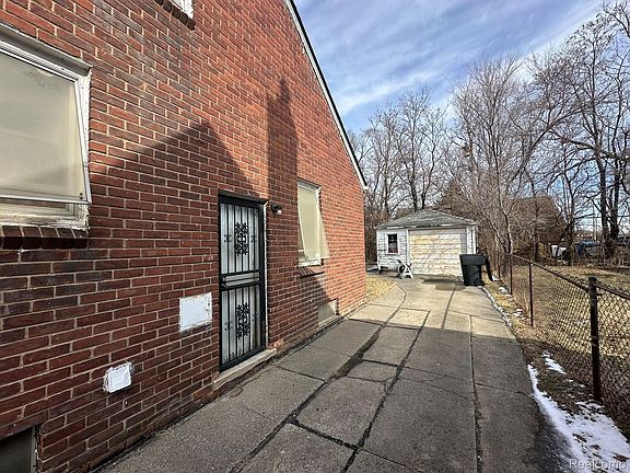 4th image of 15340 Birwood St