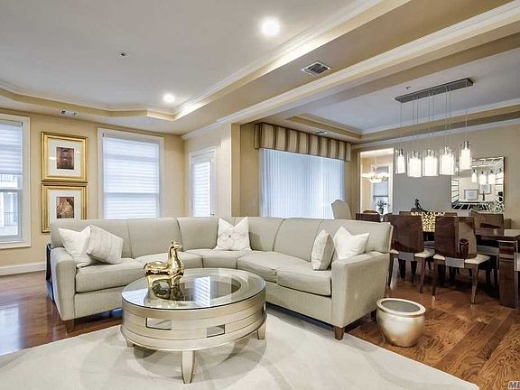 4th image of 107 Roosevelt Way