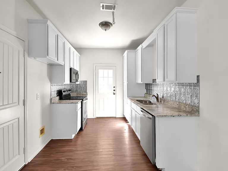 1102 Parkway Trl — Photo 7