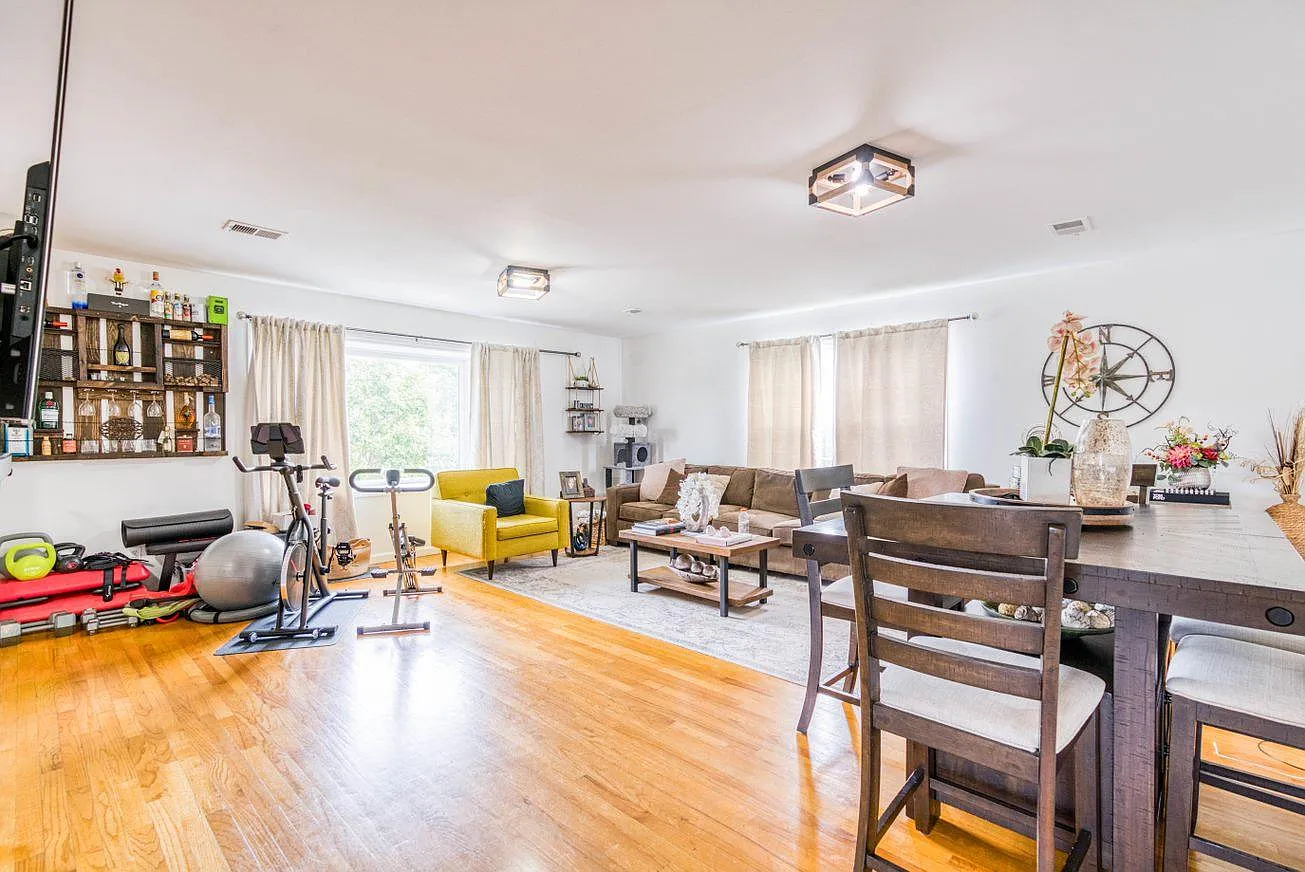3 bed, $3,000 — Photo 1