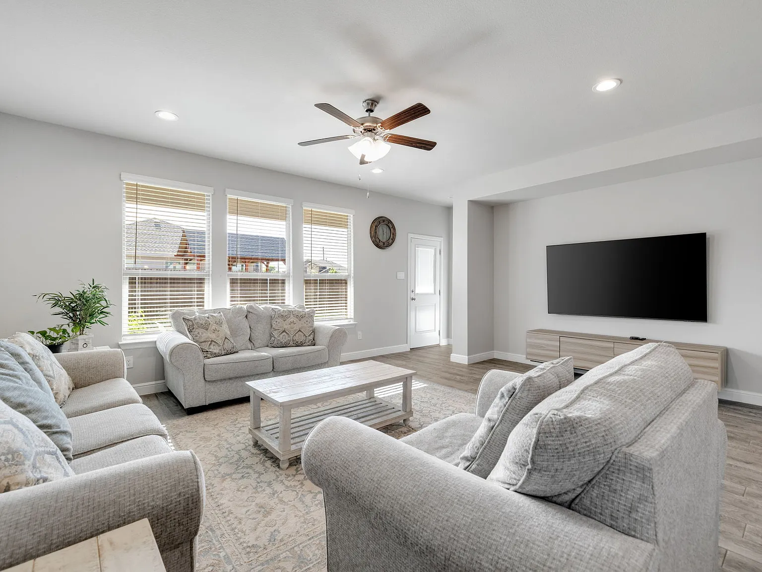 4 bed, 2189 sqft, $2,450 — Photo 3