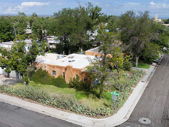 3rd image of 401 Fontana Pl NE