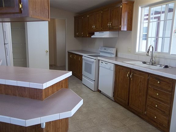 Spacious kitchen w/ breakfast bar