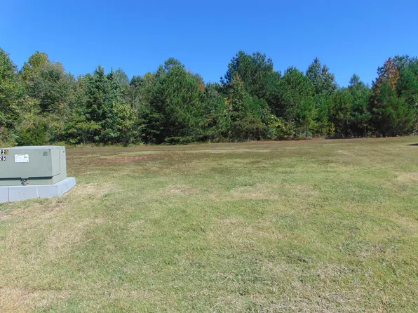 22 Riverview Dr, Sheffield, AL 35660