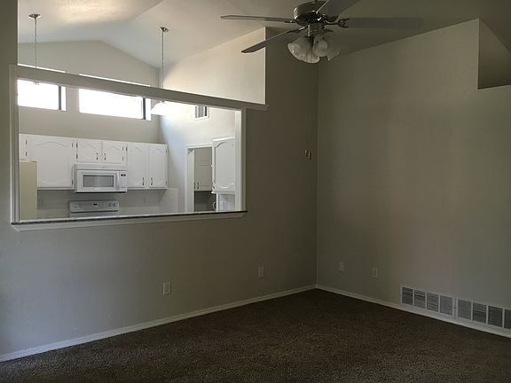 Living room/ kitchen