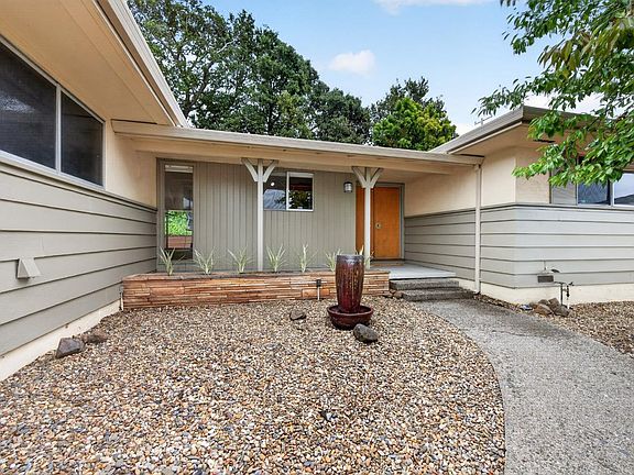 3rd image of 411 Valle Vista Avenue