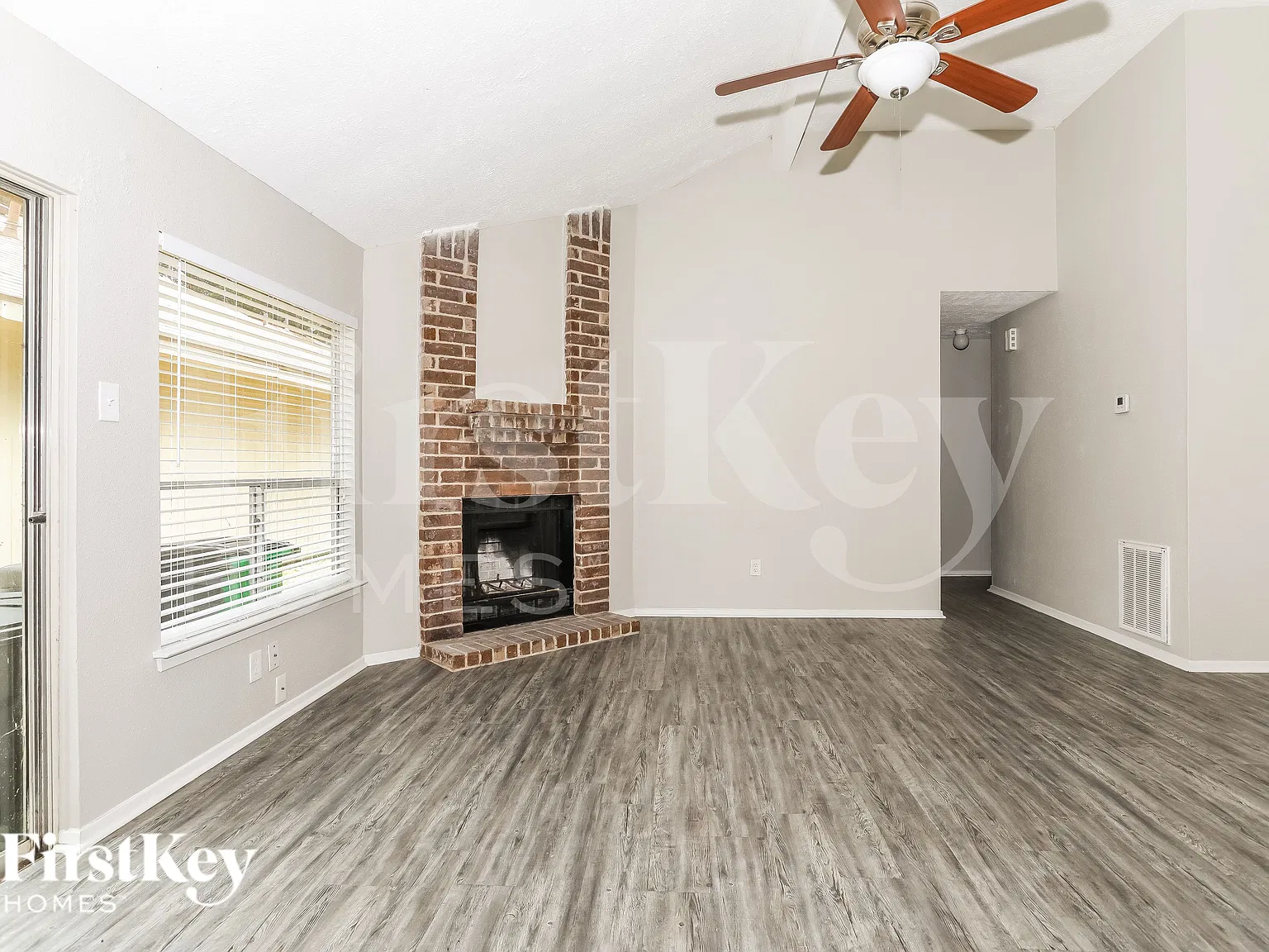 3 bed, 2.0 bath, 1184 sqft, $2,035 — Photo 2