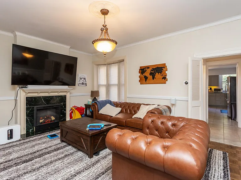 230 N Newstead Ave — Photo 5