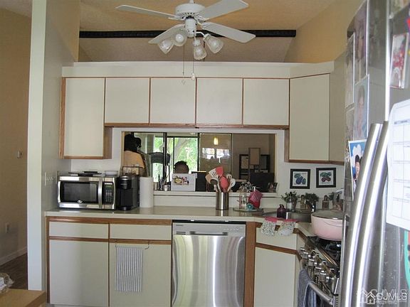 3rd image of 329 Wycoff Way W