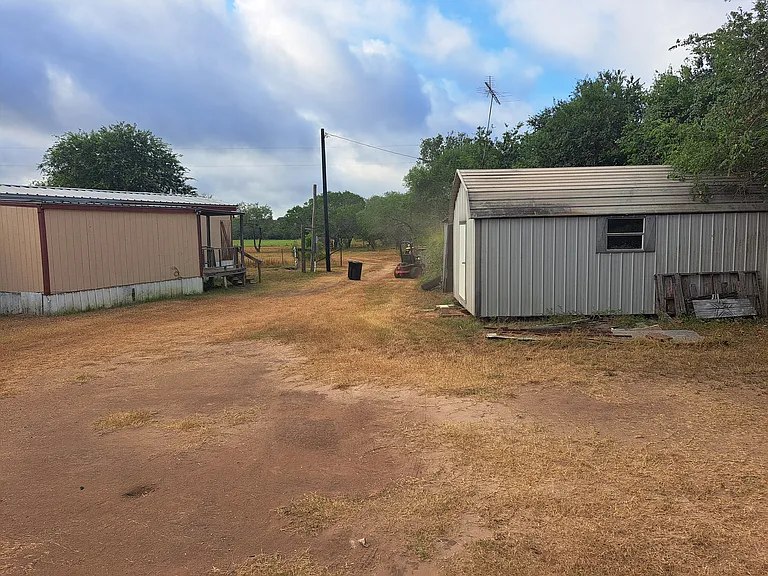 7851 FM 673 — Photo 11