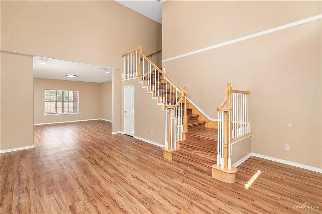 3 bed, 2.5 bath, 2648 sqft, $2,150 — Photo 2