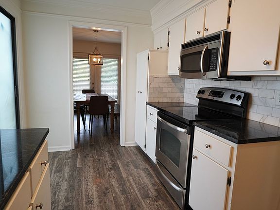 5th image of 232 Hillsboro Pl