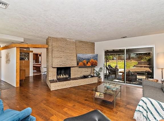4th image of 823 E Laurel Ave