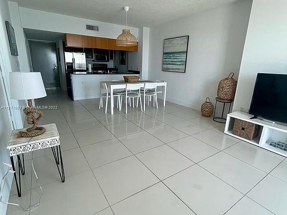 3rd image of 1750 N Bayshore Dr APT 5504