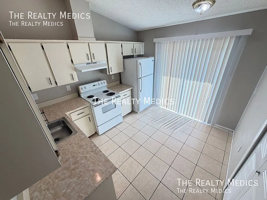 Fantastic 2 Bed 2 Bath Duplex With A Huge Backyard!! — Photo 3